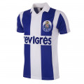 Vue de devant du Maillot FC Porto 1986/87 à col polo blanc, avec le sponsor revigrés printé sur le maillot. Une réplique d’un maillot historique, celui de la victoire en Ligue des Champions.