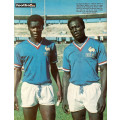 Trésor et Adams avec le maillot France 1971 sur le terrain de jeu.