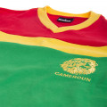 Détails du col du maillot de foot de de l'équipe du Cameroun de 1989 de couleur verte , avec un liseré jaune.  