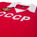Détails du col du maillot de foot rétro CCCP de l'équipe de l'URSS des années 80, col de couleur blanche, sur un fond rouge, avec le logo de l'URSS et étiquette de la marque « Copa ».