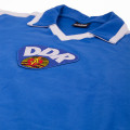 Détail du col polo et de  l'ecusson du maillot rétro DDR 1967de la République Démocratique Allemande ou RDA.