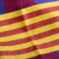 Détail du brassard de capitaine qui reproduit le drapeau de Catalogne sur le tee-shirt FC Barcelona Captain.