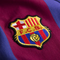 Détail du blason qui représente les couleurs du FC Barcelone sur le maillot rétro FC Barcelona des années 70.