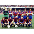 Photo d'époque en couleur de l'équipe FC Barcelone sur le terrain de jeu avec le maillot des années 80.