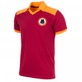 Vue de face du Maillot vintage de l'AS Roma de 1980, sous licence officielle, avec les couleurs rouge et orange, à col polo et où nous pouvons voir le blason de l'équipe de foot italienne.