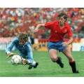 Butragueño sur le terrain de jeu avec le Maillot rétro Espagne années 80