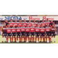 Photo d'époque en couleur et de l'Équipe EA Guingamp 1994/95 - 1995/96 sur le terrain de jeu.