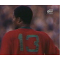 Photo d'époque d'Eusebio avec le maillot du Portugal lors des années 60 sur le terrain de jeu.