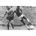 Photo d'époque de la finale Brésil-Suède terminée 5-2  avec un doublé d'un très jeune Pelé. 