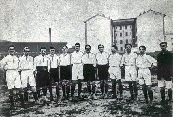 La première équipe de football italienne en 1910 avant un match amical entre l'Italie et la France